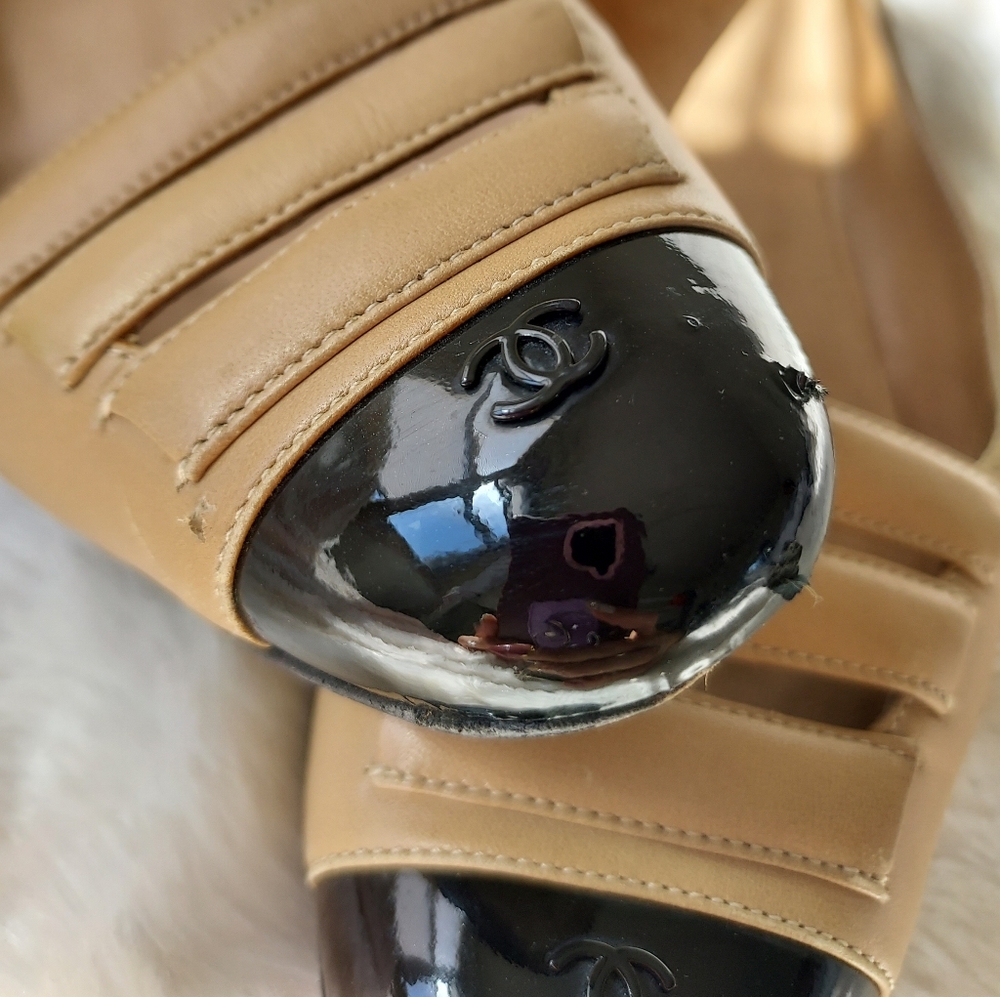 Authenticated CHANEL Tan Leather flats with black toe cap, size 37.5 / 7 - Picture 11 of 11
